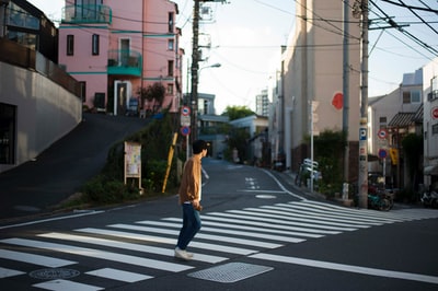 日间过人行车道人员